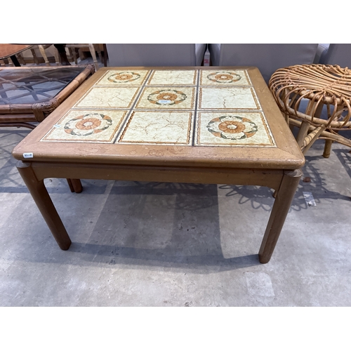 2686 - A RETRO TEAK COFFEE TABLE WITH TILED TOP, 28