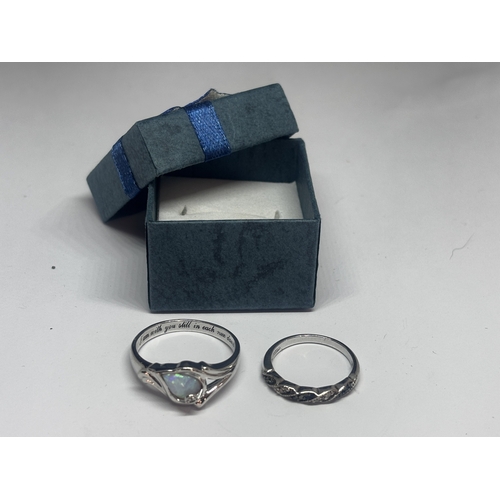 525 - TWO SILVER RINGS IN A PRESENTATION BOX