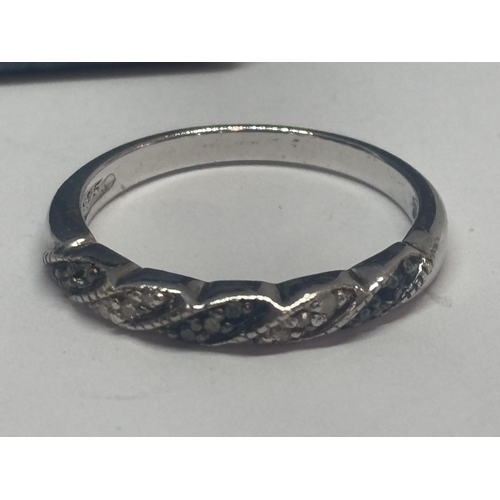 525 - TWO SILVER RINGS IN A PRESENTATION BOX