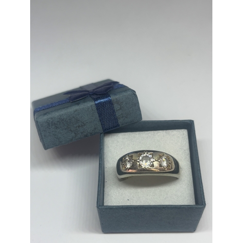 526 - A GENTS LARGE SILVER SIGNET RING IN A PRESENTATION BOX