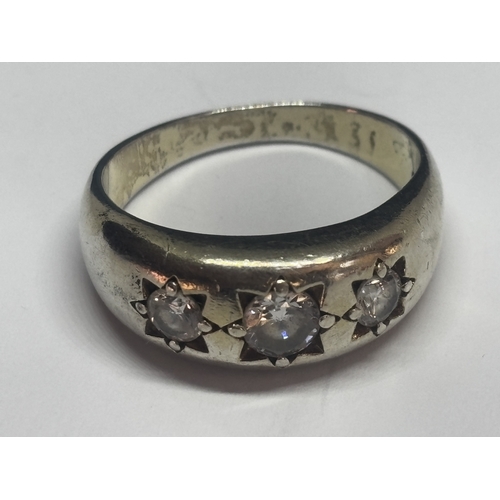 526 - A GENTS LARGE SILVER SIGNET RING IN A PRESENTATION BOX