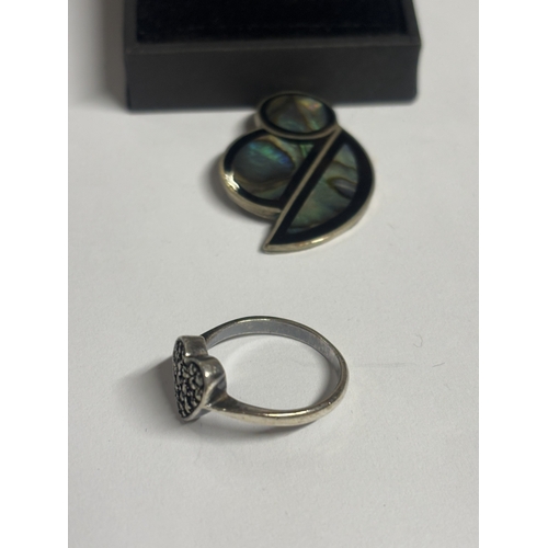 784 - A SILVER RING AND SILVER PENDANT IN A PRESENTATION BOX