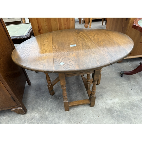 2792 - AN OLD CHARM MINIATURE OAK GATE LEG TABLE ON TURNED LEGS, 32