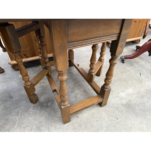 2792 - AN OLD CHARM MINIATURE OAK GATE LEG TABLE ON TURNED LEGS, 32