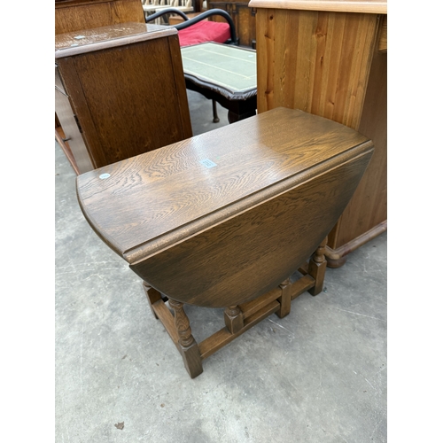 2792 - AN OLD CHARM MINIATURE OAK GATE LEG TABLE ON TURNED LEGS, 32