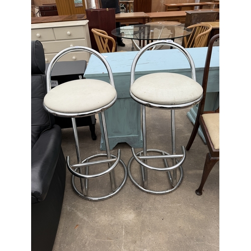 2805 - A PAIR OF RETRO HIGH BACK STOOLS ON POLISHED CHROME TUBULAR FRAMES
