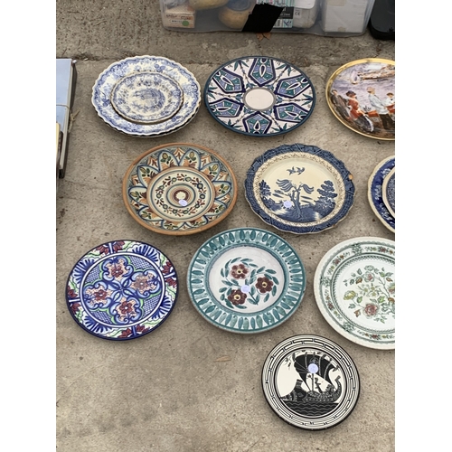 AN ASSORTMENT OF VARIOUS CERAMIC PLATES TO INCLUDE BLUE AND WHITE EXAMPLES