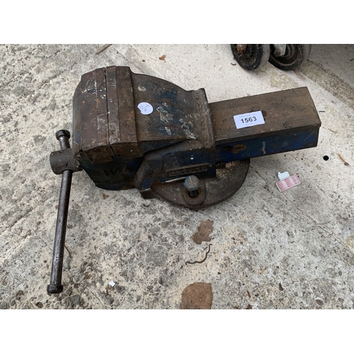 A HEAVY DUTY CAST IRON RECORD BENCH VICE