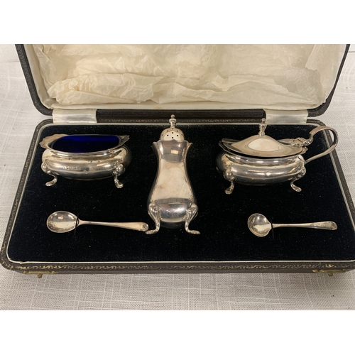 1 - A HALLMARKED BIRMINGHAM SILVER CRUET SET TO INCLUDE A PEPPER POT, SALT, MUSTARD AND TWO SPOONS, WITH... 