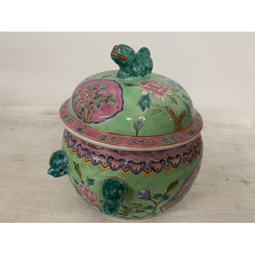 319 - A CHINESE FAMILLE ROSE KAMCHENG DECORATED WITH VIBRANT POLYCHROME ENAMEL DESIGNS WITH A GUARDIAN LIO... 