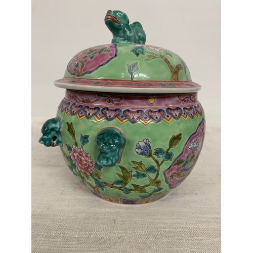 319 - A CHINESE FAMILLE ROSE KAMCHENG DECORATED WITH VIBRANT POLYCHROME ENAMEL DESIGNS WITH A GUARDIAN LIO... 