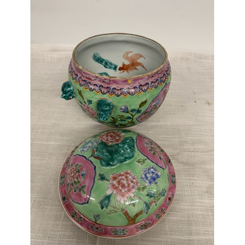 319 - A CHINESE FAMILLE ROSE KAMCHENG DECORATED WITH VIBRANT POLYCHROME ENAMEL DESIGNS WITH A GUARDIAN LIO... 