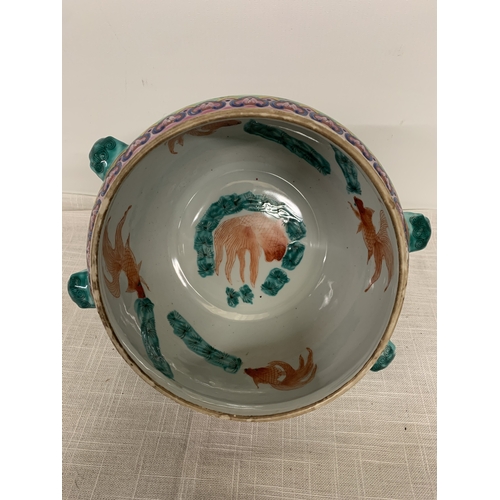 319 - A CHINESE FAMILLE ROSE KAMCHENG DECORATED WITH VIBRANT POLYCHROME ENAMEL DESIGNS WITH A GUARDIAN LIO... 