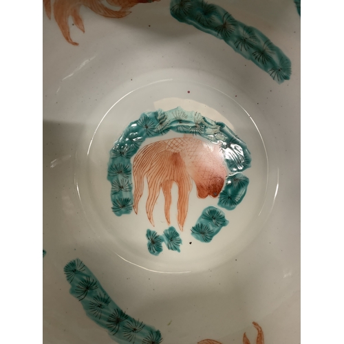 319 - A CHINESE FAMILLE ROSE KAMCHENG DECORATED WITH VIBRANT POLYCHROME ENAMEL DESIGNS WITH A GUARDIAN LIO... 