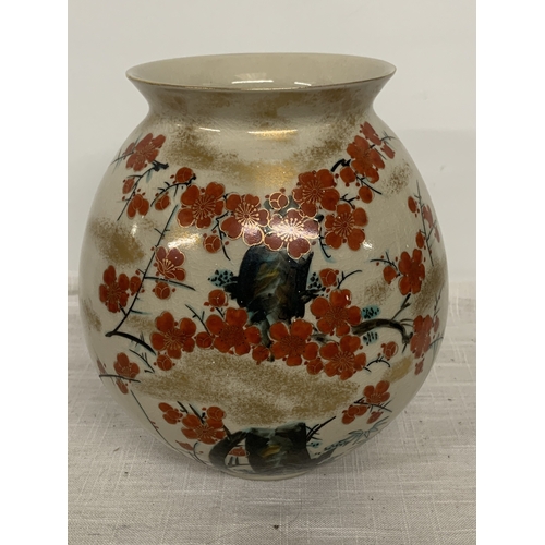 325 - A JAPANESE KUTANI WARE VASE WITH A CHERRY BLOSSOM DESIGN WITH GOLD DETAILING - 25.5 CM