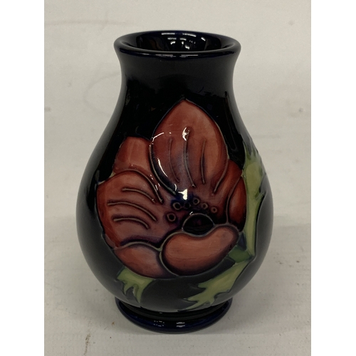 419 - A MOORCROFT SMALL ANENOME PATTERN VASE, HEIGHT 10CM