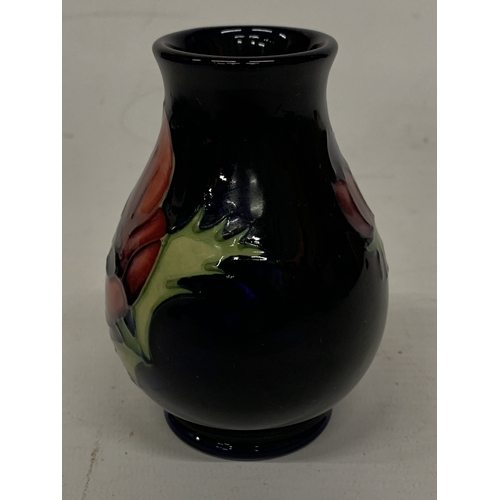 419 - A MOORCROFT SMALL ANENOME PATTERN VASE, HEIGHT 10CM