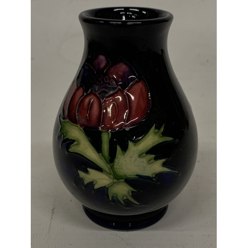 419 - A MOORCROFT SMALL ANENOME PATTERN VASE, HEIGHT 10CM