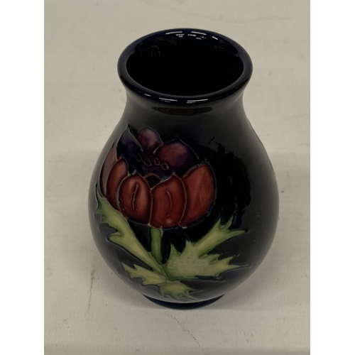 419 - A MOORCROFT SMALL ANENOME PATTERN VASE, HEIGHT 10CM