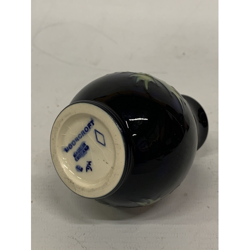419 - A MOORCROFT SMALL ANENOME PATTERN VASE, HEIGHT 10CM