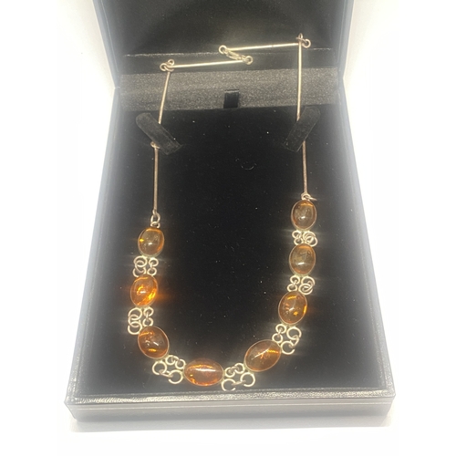 632 - A SILVER AND AMBER NECKLACE IN A PRESENTATION BOX