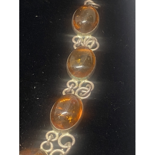 632 - A SILVER AND AMBER NECKLACE IN A PRESENTATION BOX