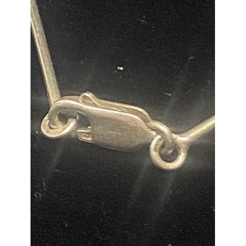 632 - A SILVER AND AMBER NECKLACE IN A PRESENTATION BOX