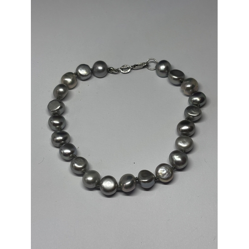 650 - A PEARL BRACELET WITH A SILVER CLASP