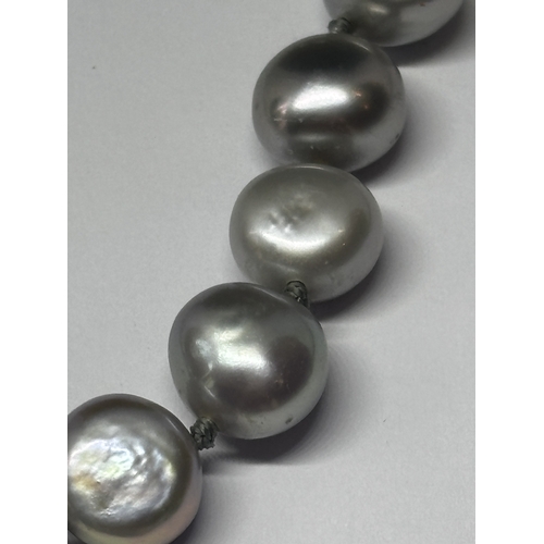 650 - A PEARL BRACELET WITH A SILVER CLASP