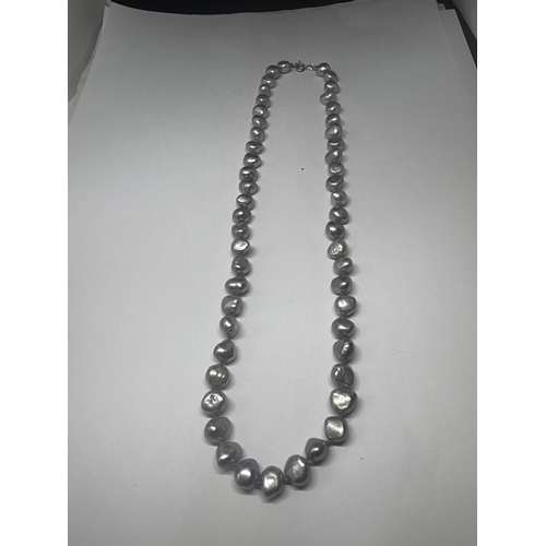 654 - A PEARL NECKLACE WITH SILVER CLASP