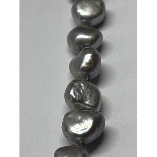 654 - A PEARL NECKLACE WITH SILVER CLASP