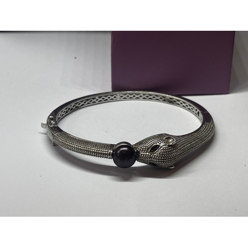 689 - A LEOPARD DESIGN BRACELET IN A PRESENTATION BOX