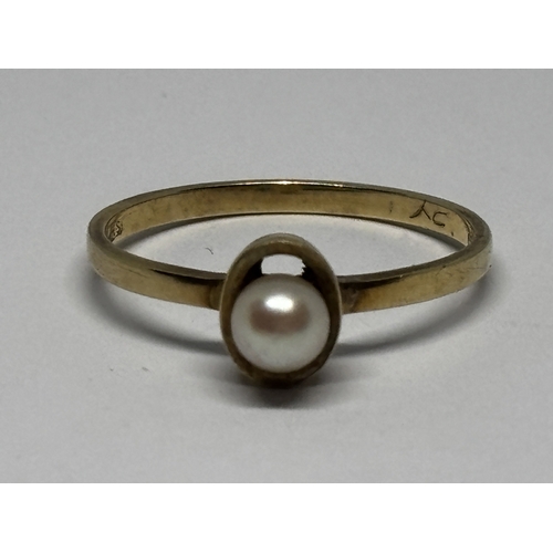 540 - A 9 CARAT GOLD RING WITH A SOLITAIRE PEARL SIZE P/Q GROSS WEIGHT 1.61 GRAMS
