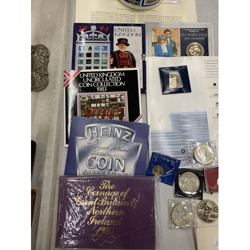 113 - A COLLECTION OF COINAGE TO INCLUDE A UNITED KINGDOM 2001 £5 COMMEMORATIVE COIN, CONTAINER CONTAINING... 