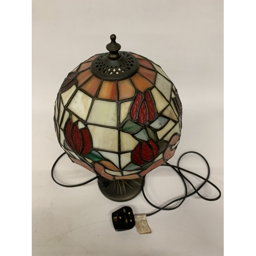 117 - A TIFFANY STYLE LAMP