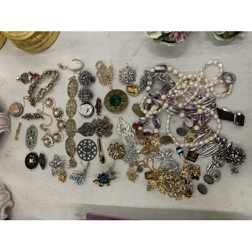 194 - A LARGE COLLECTION OF COSTUME JEWELLERY TO INCLUDE BRROCHES, NECKLACES, CAMEOS, PENDANTS ETC