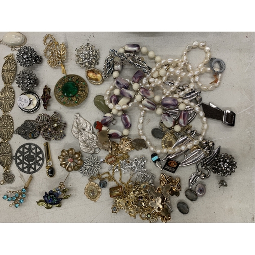 194 - A LARGE COLLECTION OF COSTUME JEWELLERY TO INCLUDE BRROCHES, NECKLACES, CAMEOS, PENDANTS ETC