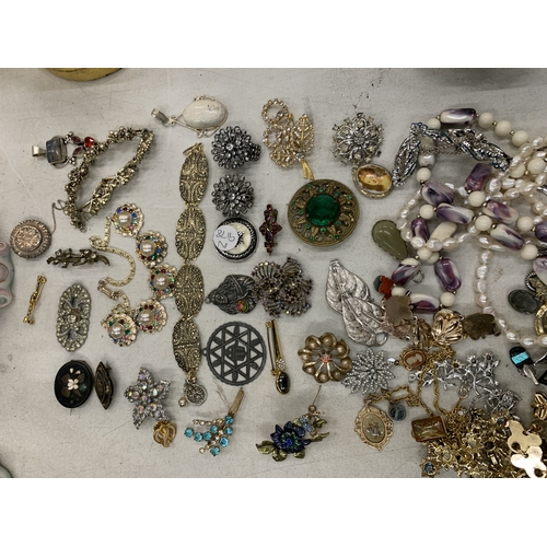 194 - A LARGE COLLECTION OF COSTUME JEWELLERY TO INCLUDE BRROCHES, NECKLACES, CAMEOS, PENDANTS ETC