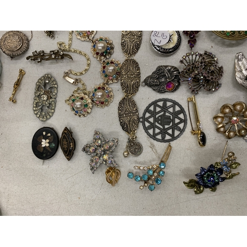 194 - A LARGE COLLECTION OF COSTUME JEWELLERY TO INCLUDE BRROCHES, NECKLACES, CAMEOS, PENDANTS ETC