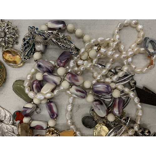 194 - A LARGE COLLECTION OF COSTUME JEWELLERY TO INCLUDE BRROCHES, NECKLACES, CAMEOS, PENDANTS ETC