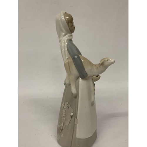 804 - A LLADRO FIGURE OF A GIRL HOLDING A LAMB