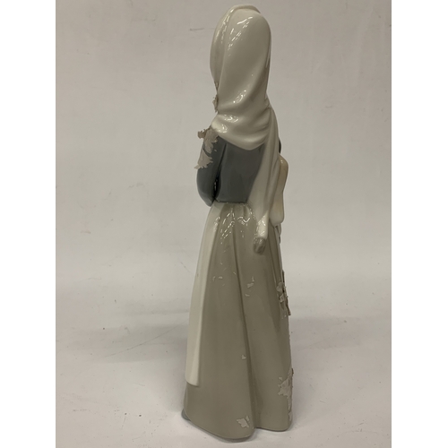 804 - A LLADRO FIGURE OF A GIRL HOLDING A LAMB