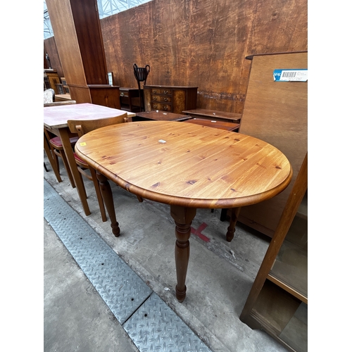 2603 - A PINE OVAL EXTENDING KITCHEN TABLE ON TURNED LEGS, 43