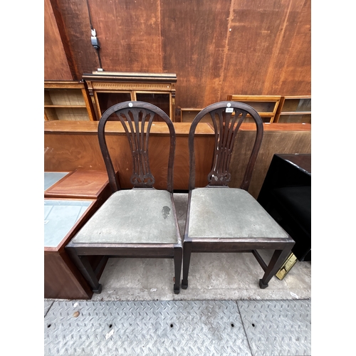 2613 - A PAIR OF GEORGIAN STYLE DINING CHAIRS WITH PIERCED SPLAT BACKS ON TAPERING LEGS WITH SPADE FEET