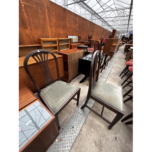 2613 - A PAIR OF GEORGIAN STYLE DINING CHAIRS WITH PIERCED SPLAT BACKS ON TAPERING LEGS WITH SPADE FEET