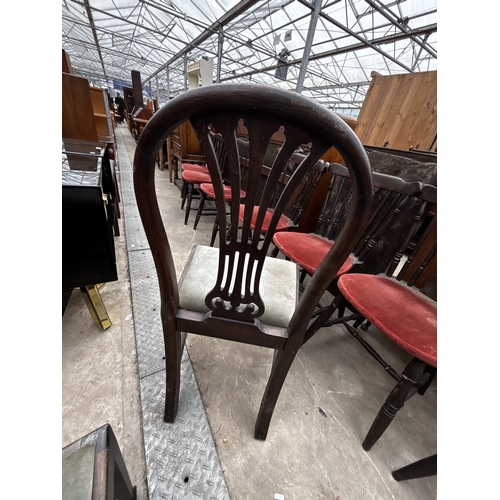 2613 - A PAIR OF GEORGIAN STYLE DINING CHAIRS WITH PIERCED SPLAT BACKS ON TAPERING LEGS WITH SPADE FEET