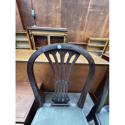 2613 - A PAIR OF GEORGIAN STYLE DINING CHAIRS WITH PIERCED SPLAT BACKS ON TAPERING LEGS WITH SPADE FEET