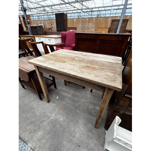 2627 - A PINE KITCHEN TABLE ON TAPERING LEGS, 36