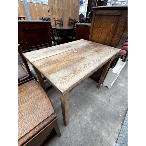 2627 - A PINE KITCHEN TABLE ON TAPERING LEGS, 36