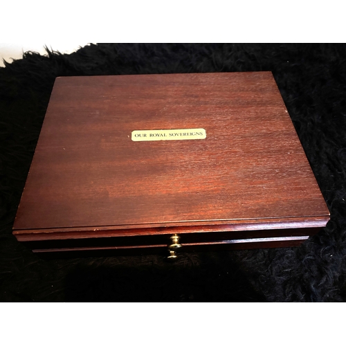 321 - A BOXED SET OF SEVENTY SILVER GILT SOVEREIGNS